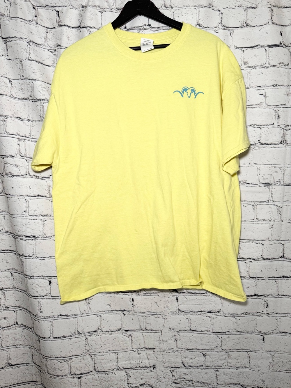 Yellow graphic tshirt. Size XL